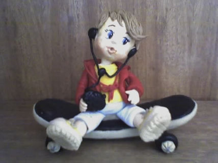Nene en patineta