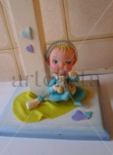 Bebe con chupete y...