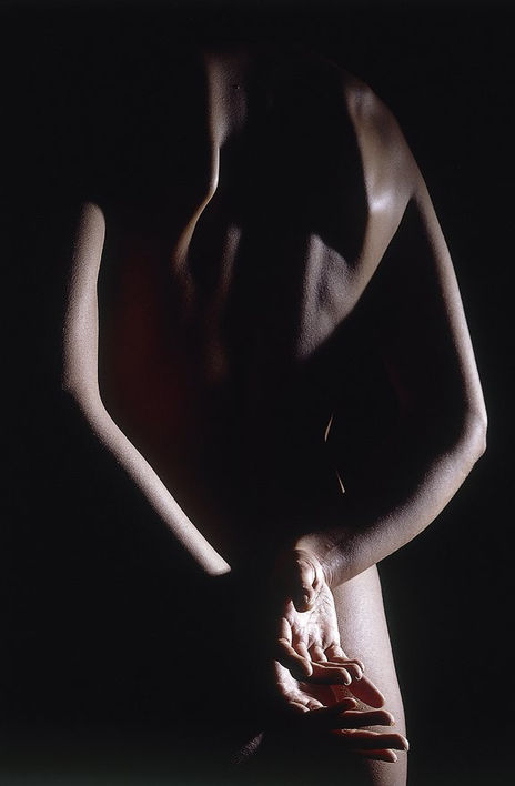 Desnudo con manos