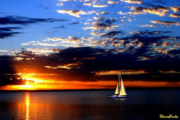 BARQUINHO NO POR DO SOL