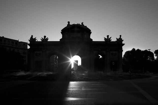 Puerta de Alcalá al amanecer. 