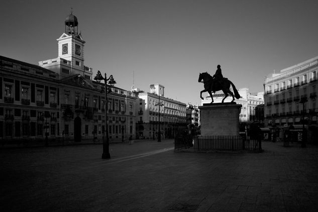 Puerta del Sol al amanecer. 