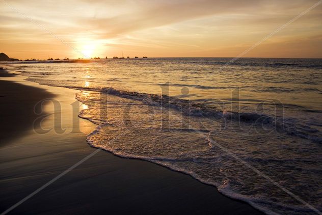 Atardecer en la playa de Máncora
