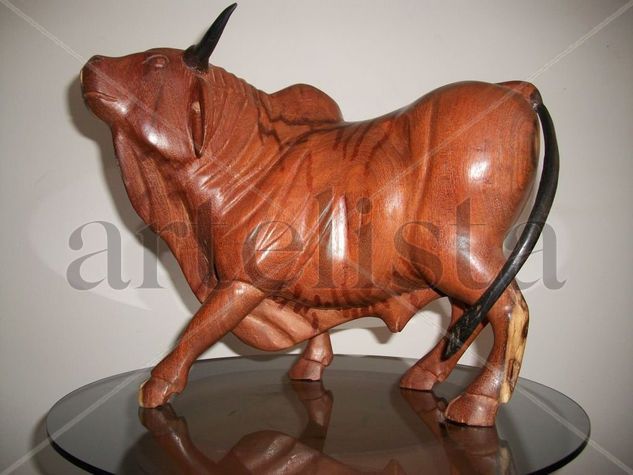 Toro miura de roble Wood Figurative