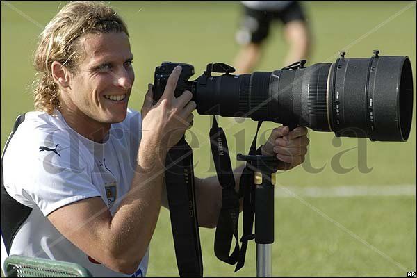 Forlan tomando fotos de la seleccion 