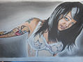 Chica con varios tatuajes