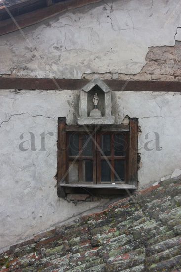 la ventana bajo el santo 