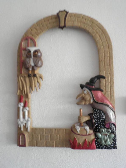 Bruja y buho  (policromado). Madera Figurativa