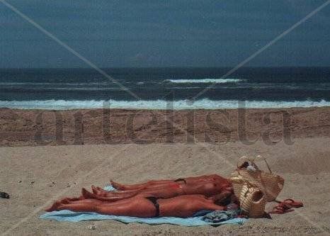"Chicas tomando el sol en la playa de Figueira da foz" Portugal