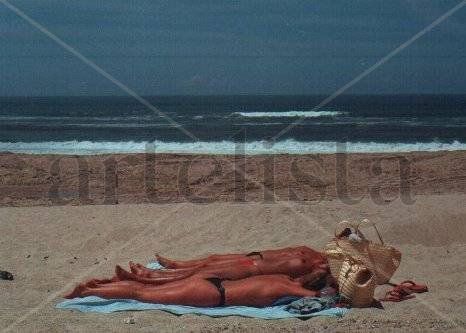 "Chicas tomando el sol en la playa de Figueira da foz" Portugal Other Themes Black and White (Digital)