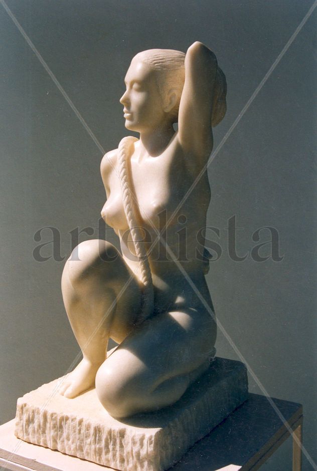Mujer con cuerda piedra