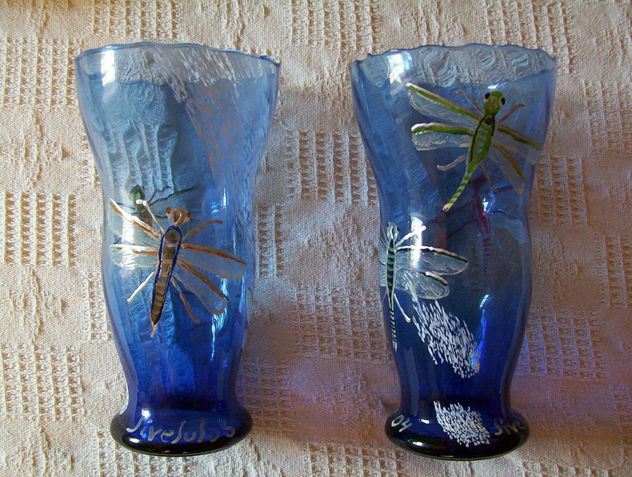 jarrones azules de cristal con livelulas