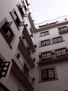 Discreta vigilancia desde los balcones