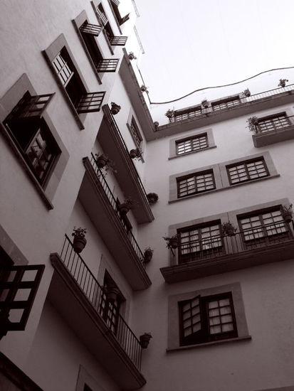 Discreta vigilancia desde los balcones 