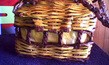 cesteria con periodicos