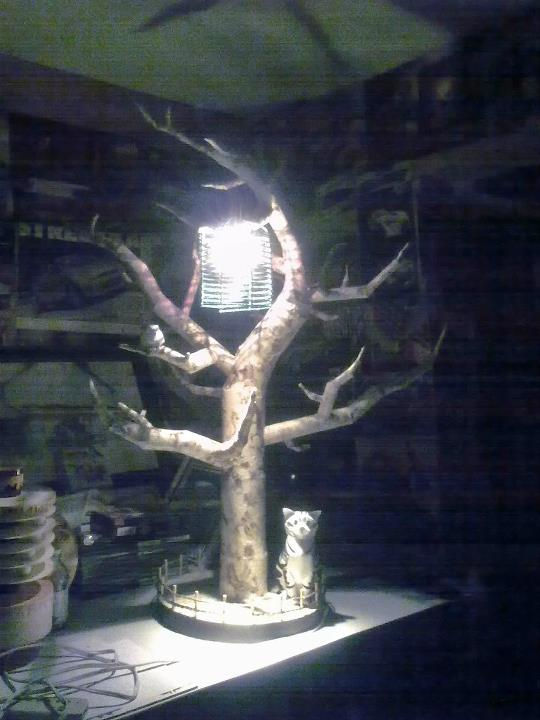Lámpara que simula un tronco de árbol