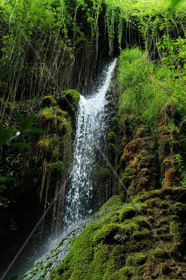 cascada templo piedra
