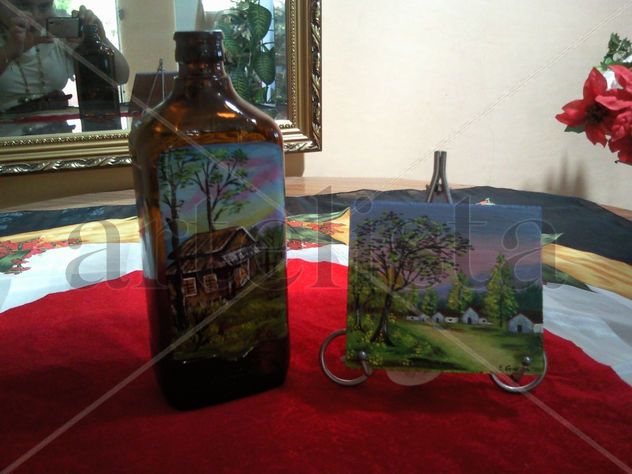botella y paisaje en miniatura pintados en acrílico