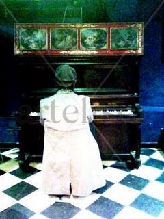 regalo de na-vidá sobre piano