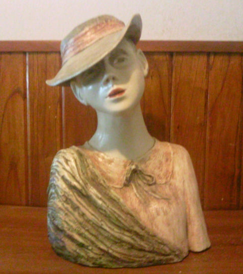 MUJER CON SOMBRERO Pottery Figurative