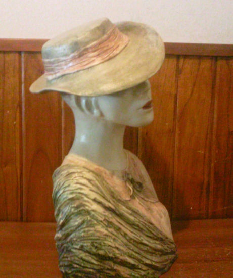 MUJER CON SOMBRERO Pottery Figurative