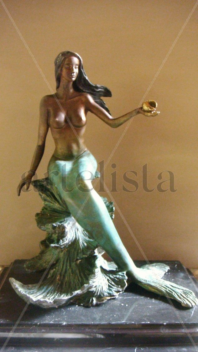 Sirena sentada