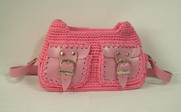 Cartera tejida con apliques d cuero