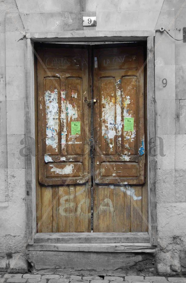 puerta con publicidad