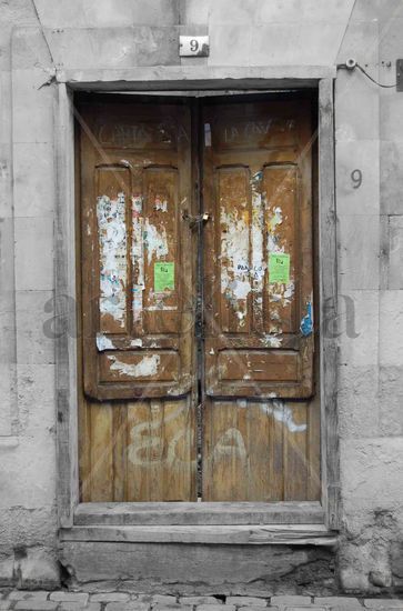 puerta con publicidad 