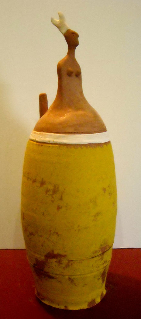 Mujer botijo amarilla