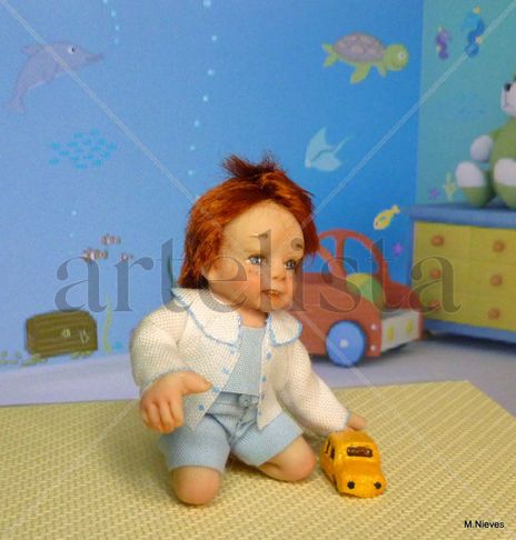 Niño de rodillas...