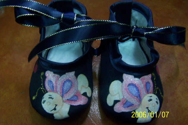 zapatillas bebe hechas a mano y pintadas 