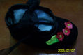 zapatilla con flores ganchillo roja