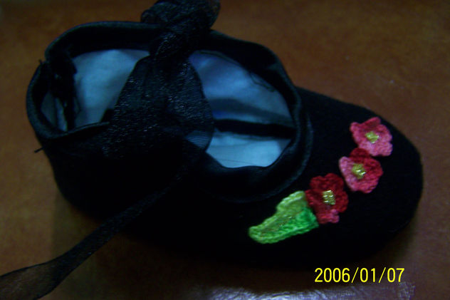 zapatilla con flores ganchillo roja