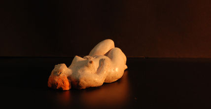 Desnudo en el suelo...