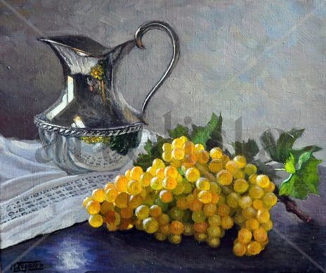 Jarra de plata y uvas