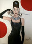 Audrey Hepburn, esferas rojas sobre blanco