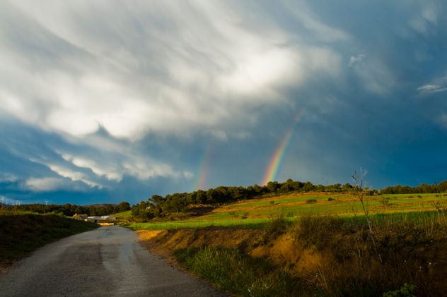 Carretera y arcoiris