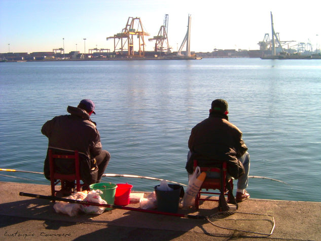 Dos pescadores en el puerto Otras temáticas Color (Digital)