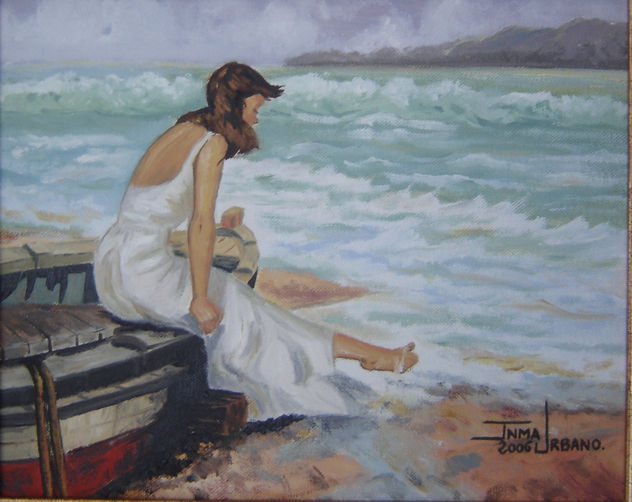 Mujer jugueteando con la espuma del mar