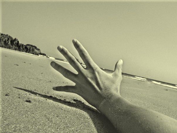 mano en gris