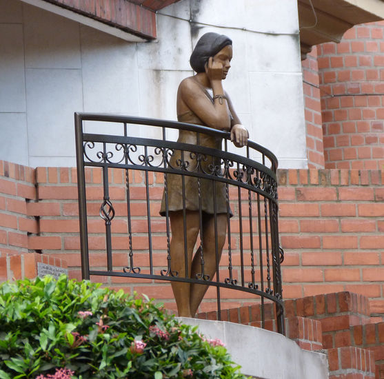 Mujer en la baranda Otros Figurativa