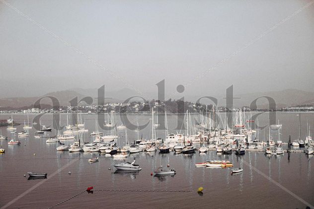 tarde gris en el muelle