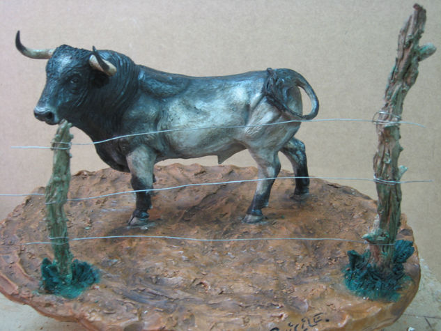 TORO EN LOS ALAMBRES Terracotta Figurative