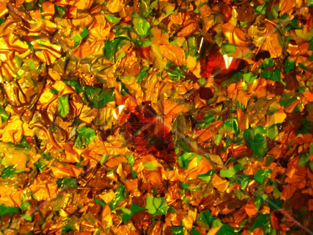 mariposas spectrales entre  hojas de  otoño