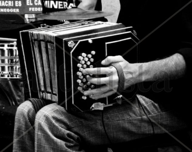 Tocando el bandoneón Retrato Blanco y Negro (Digital)