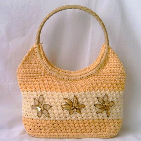 Bolso con flores bordadas