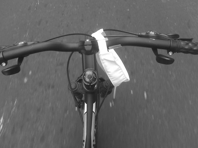 Bicicleta en la ciudad Deportiva Blanco y Negro (Digital)