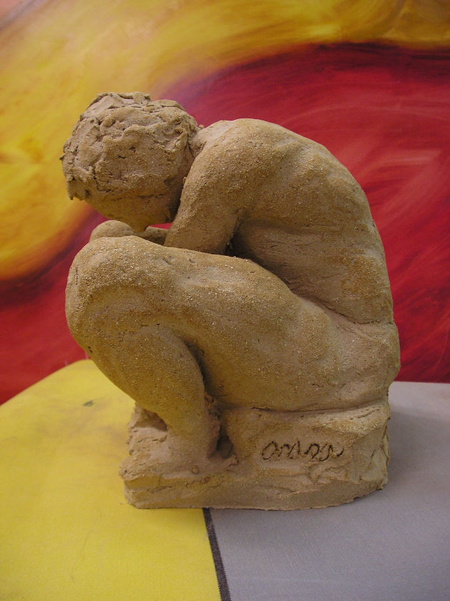 niño de cuclillas