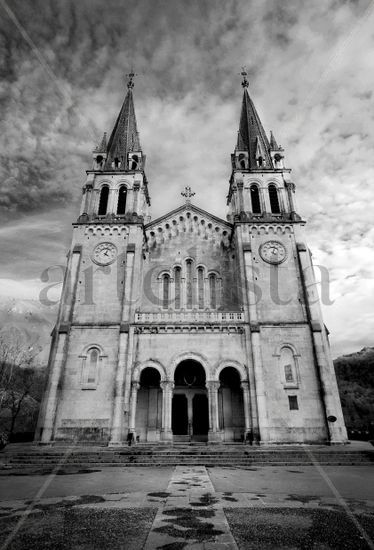 Covadonga Arquitectura e interiorismo Blanco y Negro (Digital)